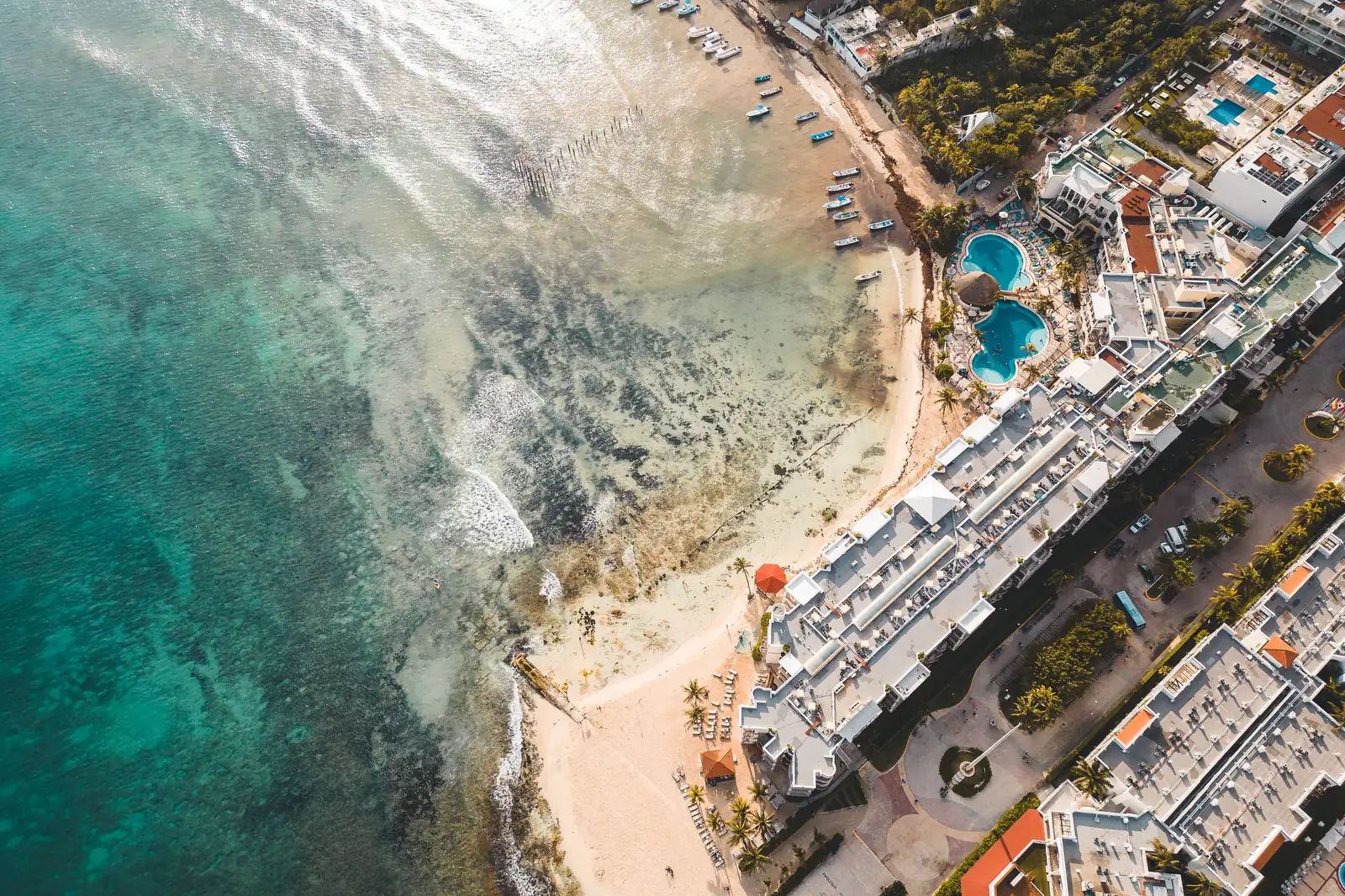 Vista aérea de la costa con el arrecife y los condominios frente a la playa
