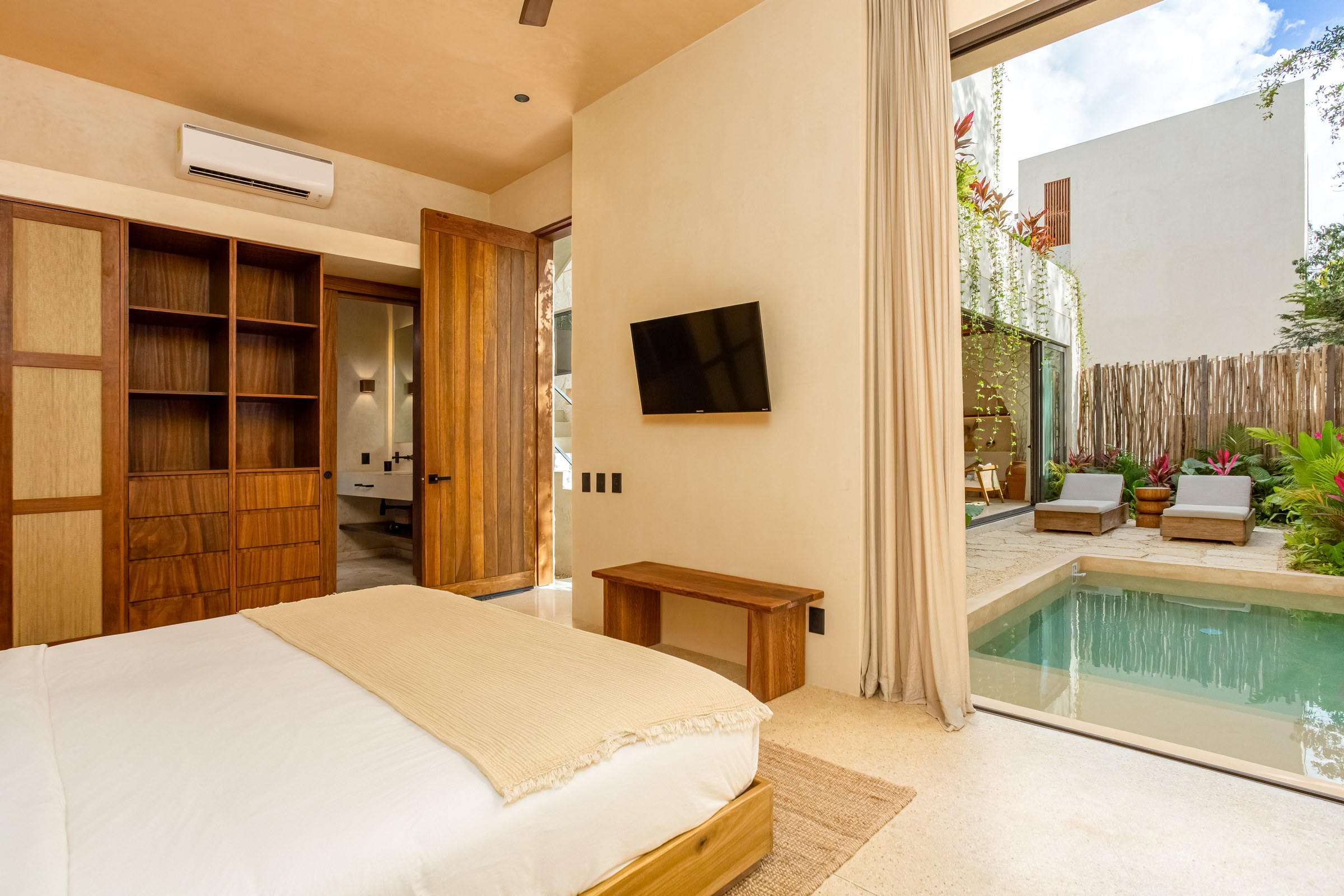 Villa Jaguar primary bedroom with arched window