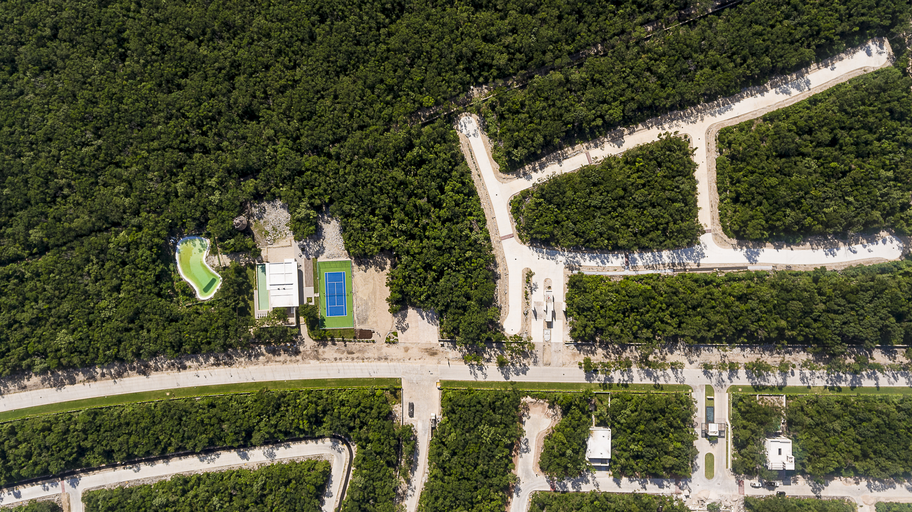 Aerial photograph of the sports club with padel and tennis courts